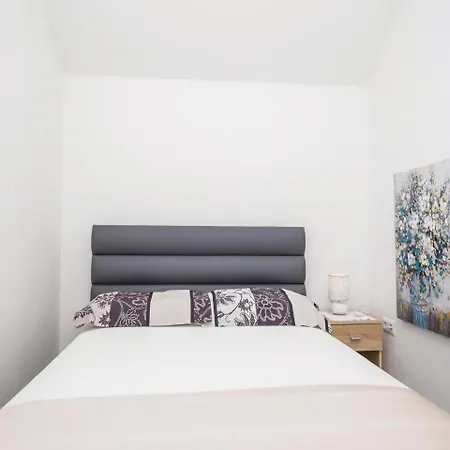 Two-bedroom In Apartamento *